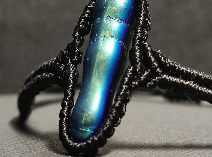 Ręcznie wyplatana biżuteria przykuwa wzrok innych i jednocześnie pozwala wyróżnić się z tłumu 